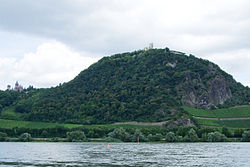 Le Drachenfels vu depuis le Rhin avec le château du Dranchenfels à son sommet et le château de Drachenburg sur la gauche.