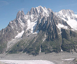 Les Droites (à droite, en arrière-plan), avec les Drus (à gauche) et l'aiguille Verte (au centre)