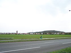 La colline d'Élancourt derrière le quartier de la Clef de Saint-Pierre, vue du nord