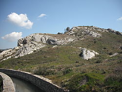 Paysage des rochers d'Entreconque ; au premier plan, le canal de la vallée des Baux.
