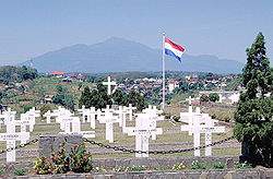 Le mont Ungaran vu depuis le cimetière militaire hollandais de Candi à Semarang