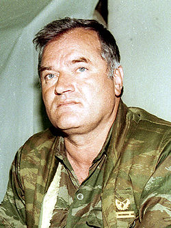 Ratko Mladić à l'aéroport de Sarajevo en 1993.