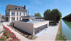 Le cabaret l'Escale et le canal de Bourgogne à Migennes (Yonne).