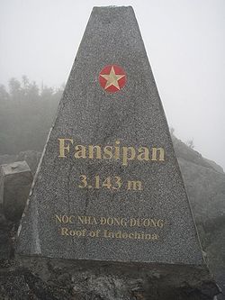 Stèle au sommet du Phan Xi Păng.