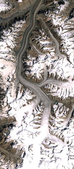 Vue aérienne du glacier Fedtchenko