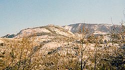 À gauche, le Castellar, et en arrière-plan, le mont Férion enneigé, vus depuis le village de Levens