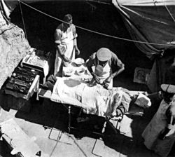 Poste de chirurgie de campagne en 1915, durant la Première Guerre mondiale.