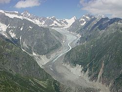 Vue du glacier de Fiesch avec en haut au centre la jonction avec le glacier de Galmi.