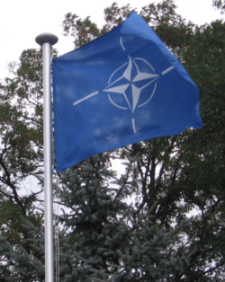 Le drapeau de l’OTAN flottant lors d’un sommet en Pologne.
