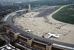 FlughafenBerlinTempelhof1984.jpg
