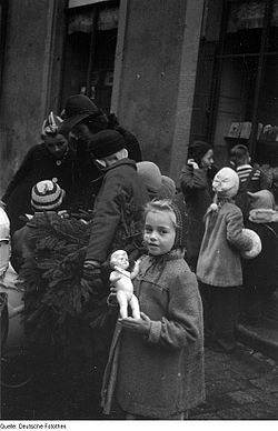 Petite fille allemande avec une poupée en 1945