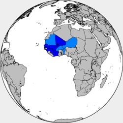 Carte de l'AOF. En bleu sombre, les colonies fédérées en 1895 ; en bleu clair, les territoires associés ultérieurement.