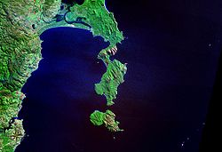 Image satellite du détroit du Géographe entre l'île Schouten et la péninsule Freycinet.