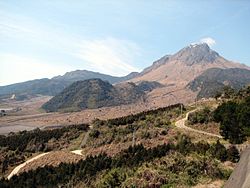 Vue du mont Unzen avec les dégâts de l'éruption de 1991 à 1995.