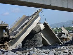 Le pont de la Rivière Saint-Étienne détruit peu après le cyclone tropical Gamède, en 2007.