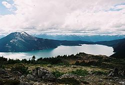 Le lac Garibaldi avec le mont Price au fond à gauche