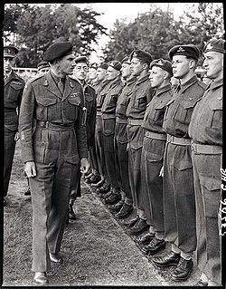 Lieutenant-Général Guy Simonds inspectant le 2e Corps canadien à Meppen en Allemagne, 31 mai 1945