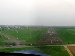 Glisy aérodrome (alignement pour atterrissage) 2.jpg
