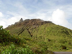 Vue du sommet de la Soufrière constitué d'un dôme de lave hérissé d'aiguilles.