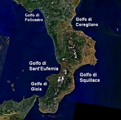 Image satellite légendées des golfes de Calabre avec le golfe de Squillace à l'ouest.