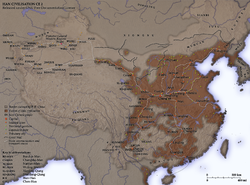 Territoires de la dynastie Han en l'an 2 (en brun), avec les garnisons militaires (points jaunes), les états dépendants (points verts), et les états vassaux tributaires (points orange) jusqu'au bassin du Tarim à l'Ouest en Asie Centrale