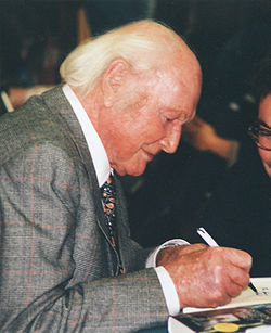 Heinrich Harrer en 1997 à la foire du livre de Francfort signant son livre Retour au Tibet.