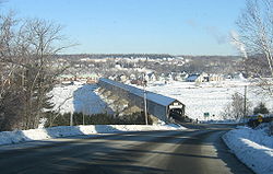 Vue générale du pont sous la neige.