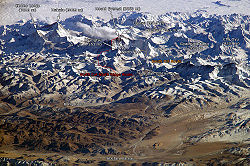 Vue depuis l'ISS à l'aplomb du plateau tibétain en direction du sud sur le massif du Mahalangur Himal.