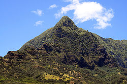 Vue du mont Temetiu depuis Atuona.