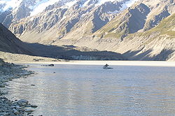 Vue de la partie inférieure du glacier et du lac Hooker.