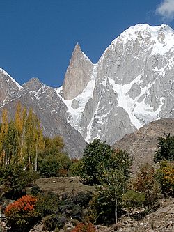 Le Bubuli Motin au centre (versant sud-est) et le pic Hunza sur la droite