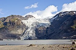 Le Gígjökull en juin 2008 avec son lac glaciaire au premier plan.