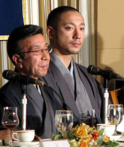 Ebizō (à droite) et Danshirō Ichikawa IV, vers 2007.