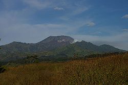 Le Merapi et le Kawah Ijen fumant vus depuis le fond de la caldeira de Kendeng de l'Ijen.