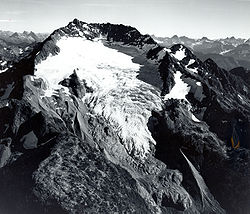 Vue de la face Nord-Ouest du sommet avec le glacier Nohokomeen en 1966.