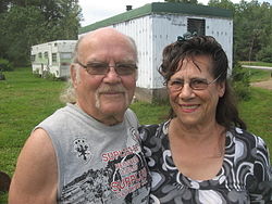 Jackie Vautour et son épouse Yvonne, devant leur maison en 2010