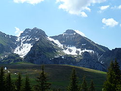 La pointe Blanche (à gauche du pic de Jallouvre) vue des Rochers de Leschaux