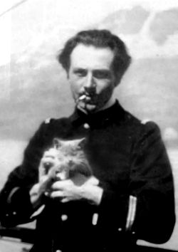 L'enseigne de vaisseau Jean Cras, avec son chat Bleu-Nial en 1902.