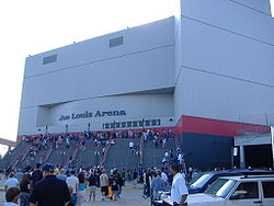 Photo de la Joe Louis Arena avec de la foule qui monte les escaliers qui y mènent.