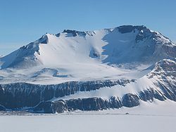 Vue de la face Nord du mont Joyce depuis le glacier David.