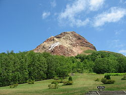 Vue du Showashinzan, un des dômes de lave du mont Usu.