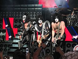 Kiss sur scène en 2004. De gauche à droite : Gene Simmons, Tommy Thayer, Paul Stanley et Eric Singer.