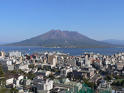Le Sakurajima et la ville de Kagoshima au premier plan