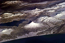Photographie oblique du Kizimen prise depuis l'espace.
