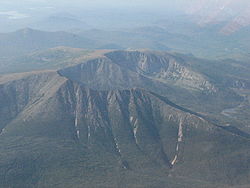 Vue aérienne du mont Katahdin depuis une altitude de 3 000 mètres.