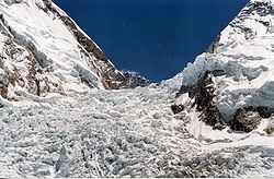 Bas du glacier du Khumbu qui se transforme en cascade de glace