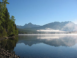 Brouillard causé par la différence de température entre les eaux du lac et l’air
