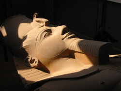 Kolosstatue Ramses II Memphis.jpg