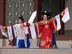 Korean.dance-Taepyeongmu-01.jpg