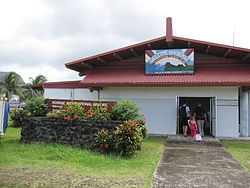 Vue de l'aérogare de l'aéroport international de Kosrae.